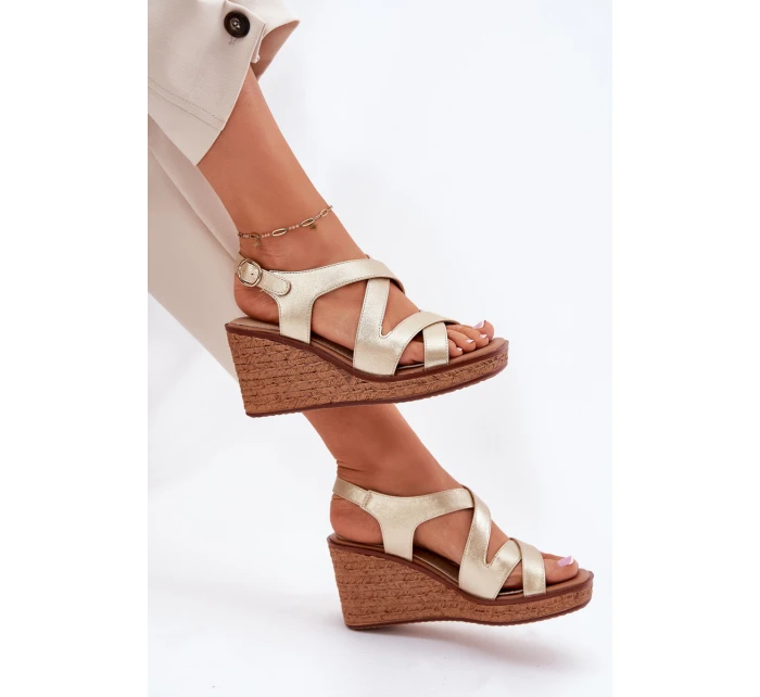 Dámské sandály na klínu model 21694686 zlaté - SERGIO LEONE