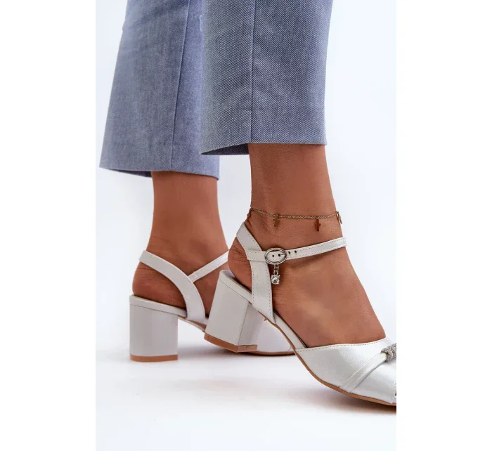 Dámské sandály z eko kůže na vysokém podpatku se stříbrnými ozdobami Narhi Dámské sandály z eko kůže na vysokém podpatku se stříbrnými ozdobami Narhi