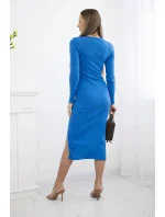 Dámské šaty s průstřihem ve výstřihu chrpově modré