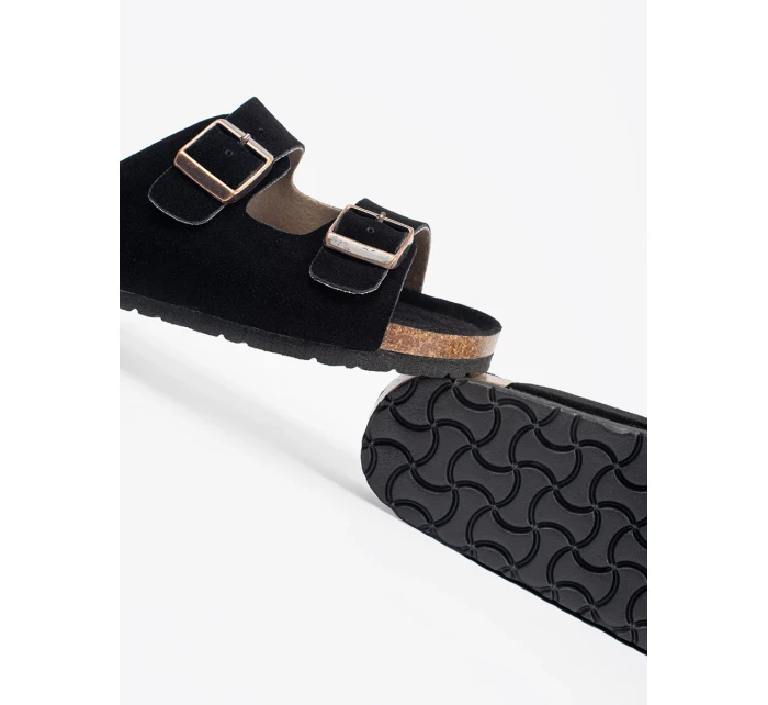 Klasické černé dámské nazouváky na plochém podpatku Klasické černé dámské nazouváky na plochém podpatku