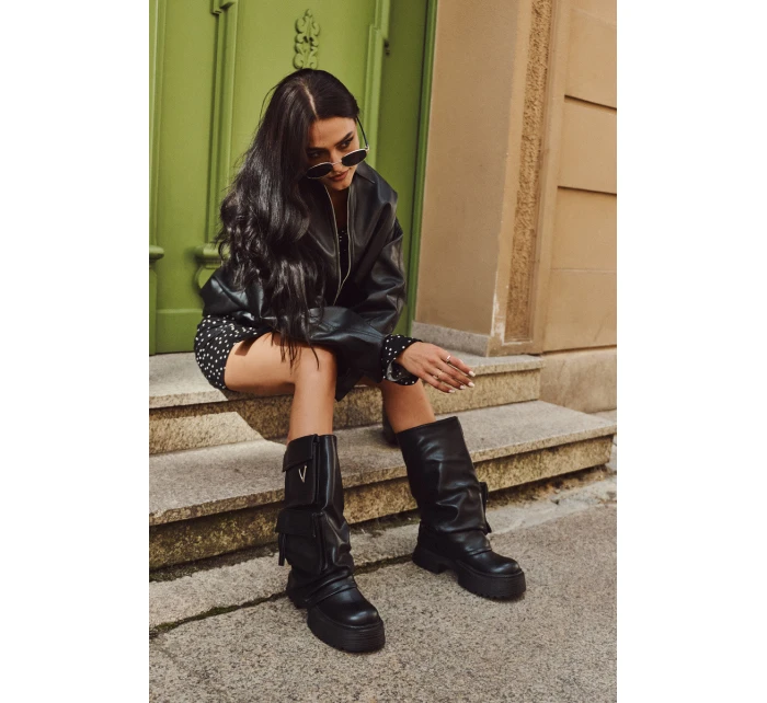 Zateplené nazouvací dámské kozačky na masivní platformě s kapsami Černé model 21710069 - Boto