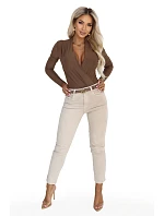 Stylové dámské body s výstřihem – barva mokka hnědá model 22353499 - numoco Stylové dámské body s výstřihem – barva mokka hnědá model 22353499 - numoco