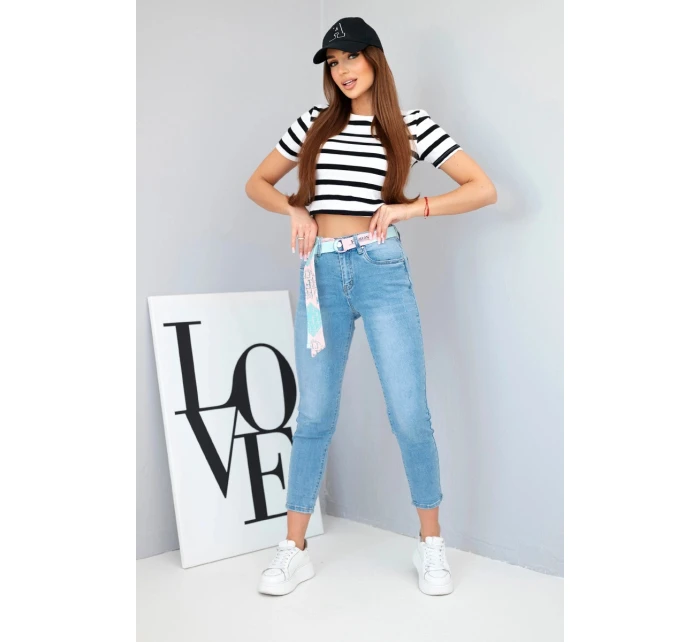 Dámské džíny s vysokým pasem a volnou nohavicí Dámské džíny s vysokým pasem a volnou nohavicí