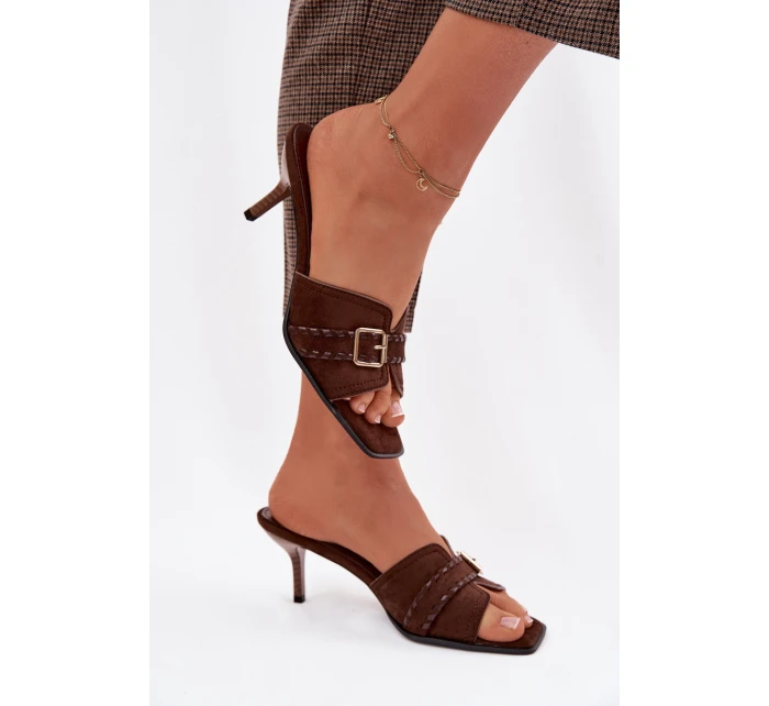 Dámské sandály na podpatku s páskem a zlatým přezkou Čokoládové model 22038448 - Boto