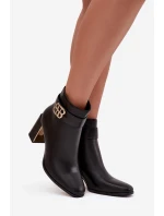 Dámské kotníkové boty na podpatku s páskem a zlatým detailem Černé model 21747817 - Boto Dámské kotníkové boty na podpatku s páskem a zlatým detailem Černé model 21747817 - Boto