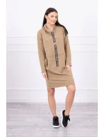 Velbloudí šaty s kravatou