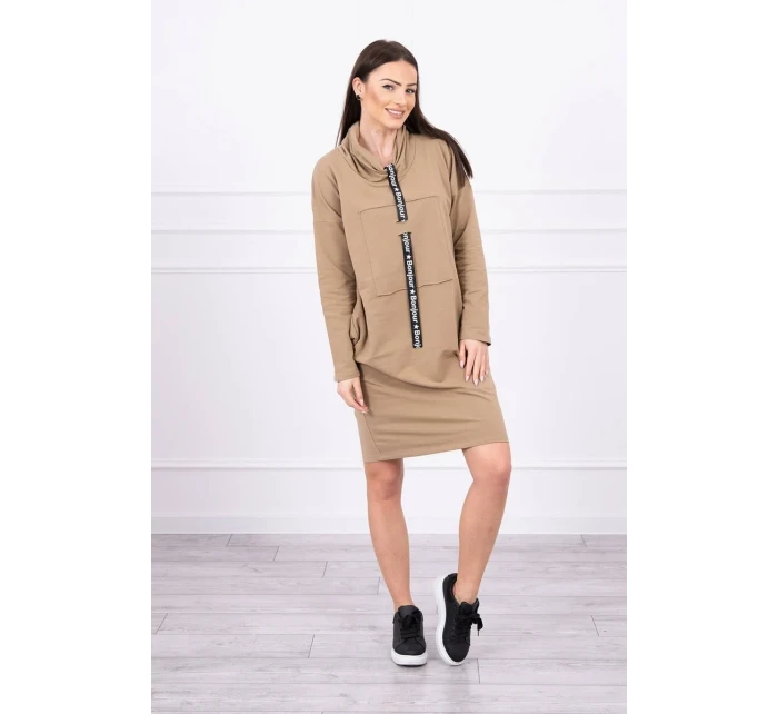 Velbloudí šaty s kravatou