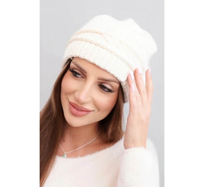 Dámská zimní čepice z vlny a s proplétaným vzorem K428 světle béžová Dámská zimní čepice z vlny a s proplétaným vzorem K428 světle béžová