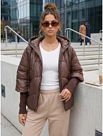 Krótka kurtka damska pikowana z kapturem brązowa model 22341011 - FashionStreet Krótka kurtka damska pikowana z kapturem brązowa model 22341011 - FashionStreet
