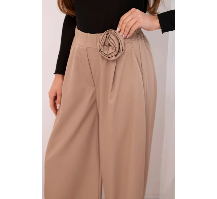 Dámské elegantní kalhoty s širokou nohavicí a ozdobným květem fango Dámské elegantní kalhoty s širokou nohavicí a ozdobným květem fango