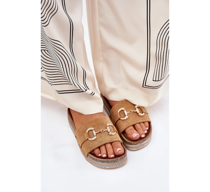 Dámské Pantofle Na Platformě Se Zlatou Dekorací A Leskem Camel Morisela Dámské Pantofle Na Platformě Se Zlatou Dekorací A Leskem Camel Morisela