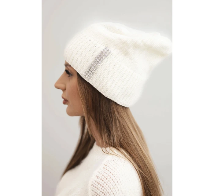 Dámská zimní čepice vlněná s krystaly model 21750390 ecru - K-Fashion Dámská zimní čepice vlněná s krystaly model 21750390 ecru - K-Fashion