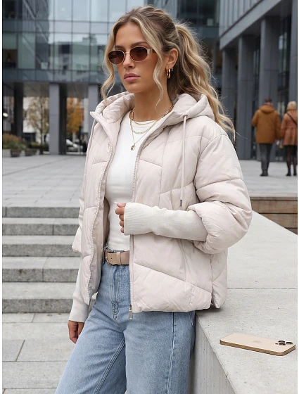 Krótka kurtka damska pikowana z kapturem model 22341005 - FashionStreet Krótka kurtka damska pikowana z kapturem model 22341005 - FashionStreet