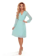 ISABELLE Dámské plisované šaty v mátové barvě s výstřihem a dlouhými rukávy model 21290223 - numoco ISABELLE Dámské plisované šaty v mátové barvě s výstřihem a dlouhými rukávy model 21290223 - numoco