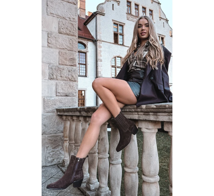 Semišové dámské boty na podpatku zateplené hnědé model 21747763 - Boto Semišové dámské boty na podpatku zateplené hnědé model 21747763 - Boto