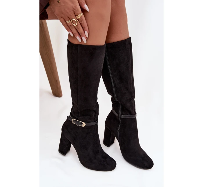 Dámské zateplené kozačky na sloupkovém podpatku se zlatou přezkou Seraphine – černé Dámské zateplené kozačky na sloupkovém podpatku se zlatou přezkou Seraphine – černé