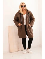 Dámský plášť Plus Size z umělé model 21297028 látky s kapucí a kapsami camelový - K-Fashion Dámský plášť Plus Size z umělé model 21297028 látky s kapucí a kapsami camelový - K-Fashion