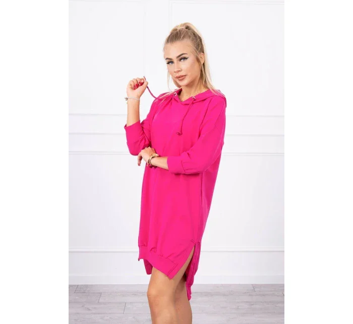 Šaty s kapucí a delšími zády fuchsiové barvy