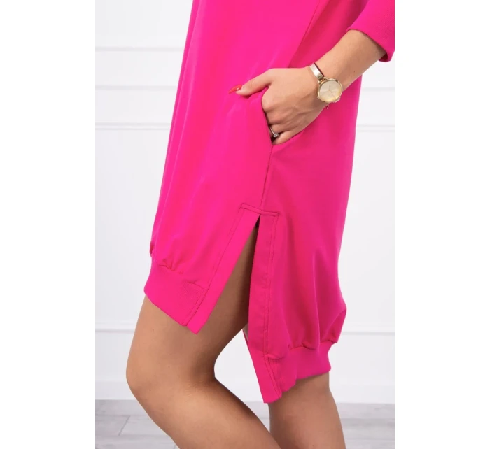 Šaty s kapucí a delšími zády fuchsiové barvy