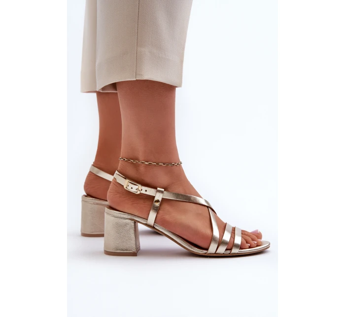 Sametové sandály na nízkém podpatku model 21661305 Zlaté - Maciejka