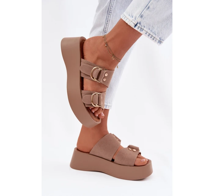 Dámské nazouváky s zlatými sponami tmavě béžové model 22038462 - Boto