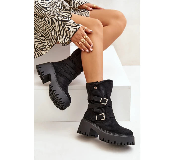 Dámské botky na masivním podpatku s přezkami a páskem černé model 21670399 - Boto Dámské botky na masivním podpatku s přezkami a páskem černé model 21670399 - Boto