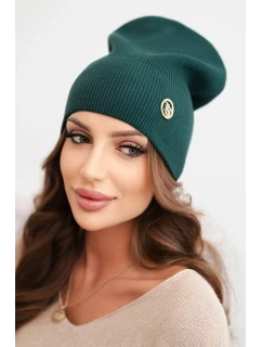 Dámská čepice pruhovaná z modalu a viskózy s ozdobným knoflíkem tmavě zelená
