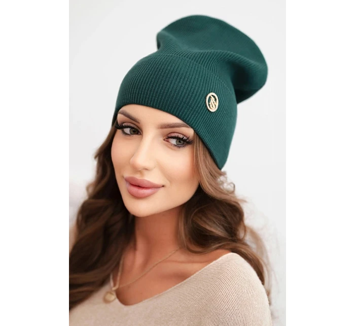 Dámská čepice pruhovaná z modalu a viskózy s ozdobným knoflíkem tmavě zelená Dámská čepice pruhovaná z modalu a viskózy s ozdobným knoflíkem tmavě zelená
