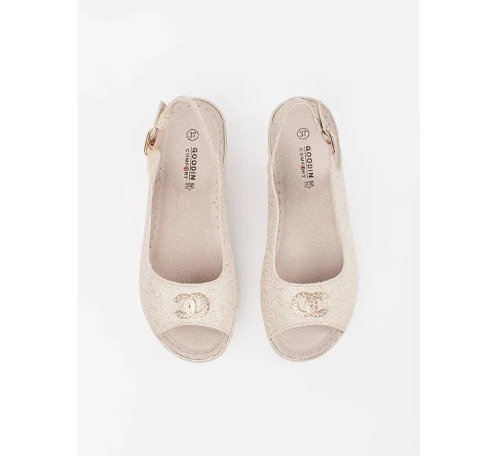 Krásné dámské  sandály hnědé na klínku