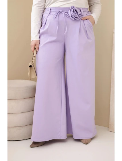 Dámské kalhoty Plus Size s širokou nohavicí a ozdobným květem v pase fialové