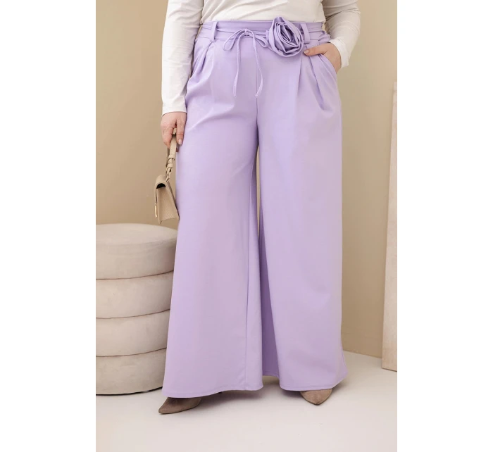 Dámské kalhoty Plus Size s širokou nohavicí a ozdobným květem v pase fialové