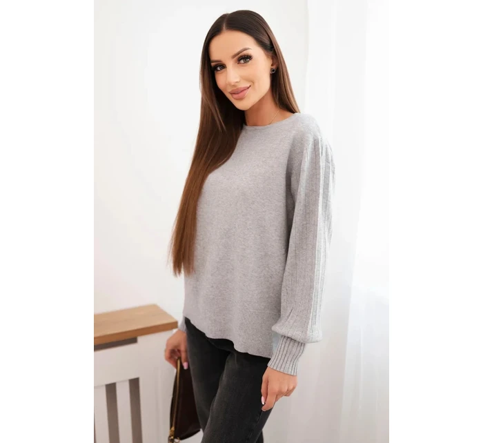 Dámský viskózový svetr s dlouhým rukávem a rozparkem po model 21410296 šedý - K-Fashion Dámský viskózový svetr s dlouhým rukávem a rozparkem po model 21410296 šedý - K-Fashion