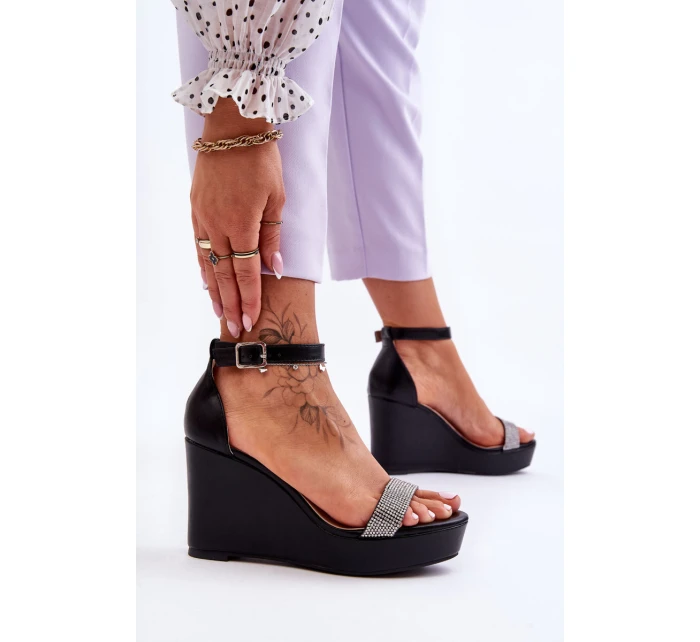 Módní kožené sandály na klínu černé model 21623011 - Boto Módní kožené sandály na klínu černé model 21623011 - Boto