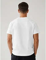 Koszulka męska oversize z nadrukiem biała model 22216024 - FashionStreet Koszulka męska oversize z nadrukiem biała model 22216024 - FashionStreet