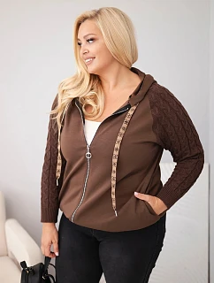 Dámská bavlněná mikina Plus Size s model 22363478 rukávy a kapucí hnědá - K-Fashion