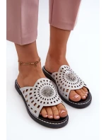 Lesklé dámské ploché pantofle se stříbrným zdobením Ebirena Lesklé dámské ploché pantofle se stříbrným zdobením Ebirena