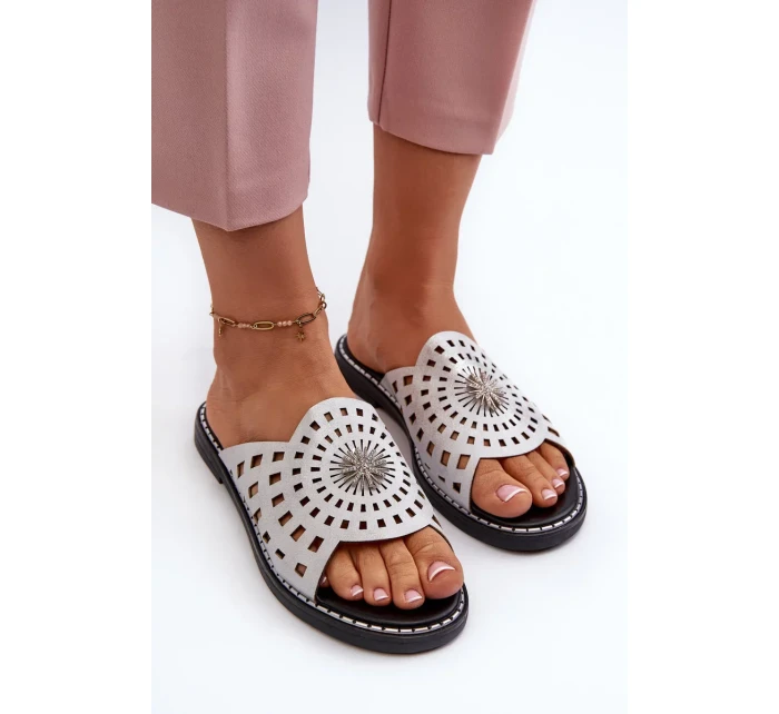 Lesklé dámské ploché pantofle se stříbrným zdobením Ebirena Lesklé dámské ploché pantofle se stříbrným zdobením Ebirena