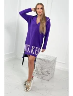 Tmavě fialové šaty s kapucí a potiskem Tmavě fialové šaty s kapucí a potiskem