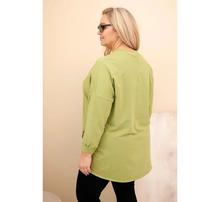 Dámská blůza Plus Size bavlněná s ohrnutým rukávem a model 21837248 v leopardím vzoru olivová - K-Fashion