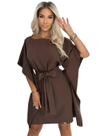 SOFIA Dámské šaty v čokoládové barvě se zavazováním v pase model 20519998 - numoco SOFIA Dámské šaty v čokoládové barvě se zavazováním v pase model 20519998 - numoco