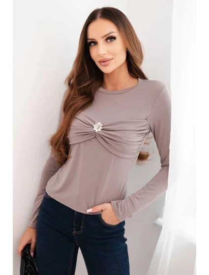 Dámská blůza z viskózy model 21468690 s nařasením a broží fango - K-Fashion