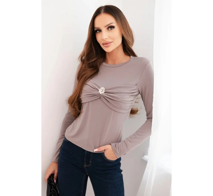 Dámská blůza z viskózy model 21468690 s nařasením a broží fango - K-Fashion