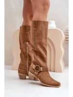 Semišové kozačky na nízkém podpatku s nad  Camel model 21680104 - Zazoo