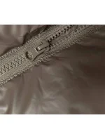 Dlouhá béžová péřová vesta s kapucí model 18823029 - J.STYLE Dlouhá béžová péřová vesta s kapucí model 18823029 - J.STYLE