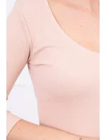 Přiléhavé šaty s výstřihem pudrově béžové
