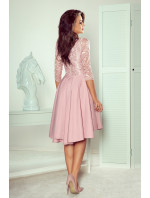 Dámské šaty v pudrově růžové barvě s delším zadním dílem a s krajkovým výstřihem model 7890064 - numoco