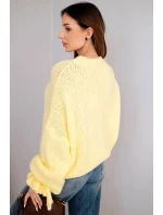Dámský svetr s přídavkem mohairu s model 21857685 pletením a ozdobnými rukávy žlutý - K-Fashion