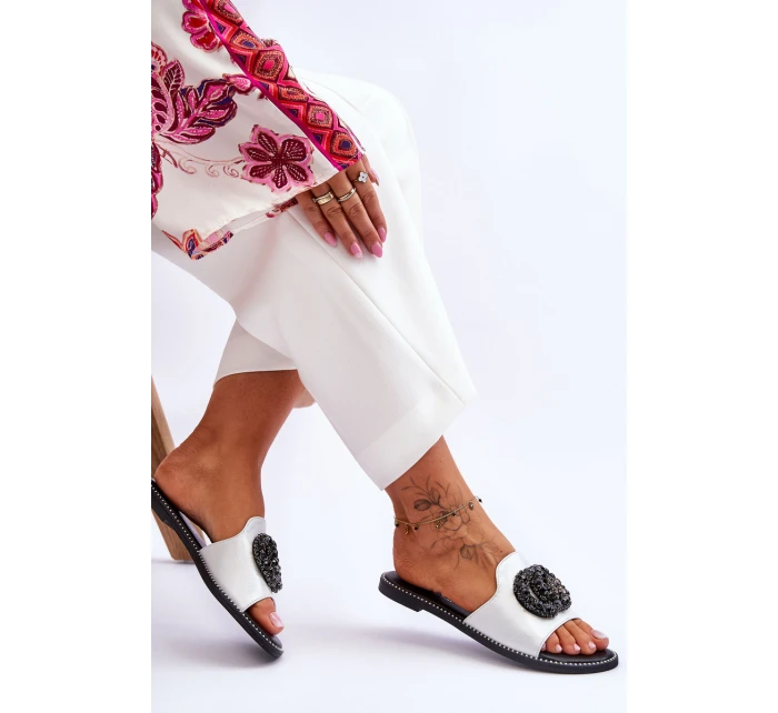 Dámské ploché pantofle s ozdobami model 21619148 stříbrne - S.Barski