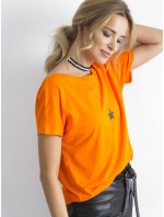 Oranžové tričko se zadním výstřihem