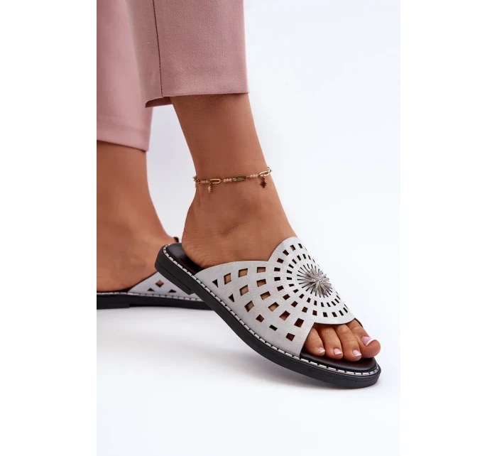 Lesklé dámské ploché pantofle se stříbrným zdobením Ebirena Lesklé dámské ploché pantofle se stříbrným zdobením Ebirena